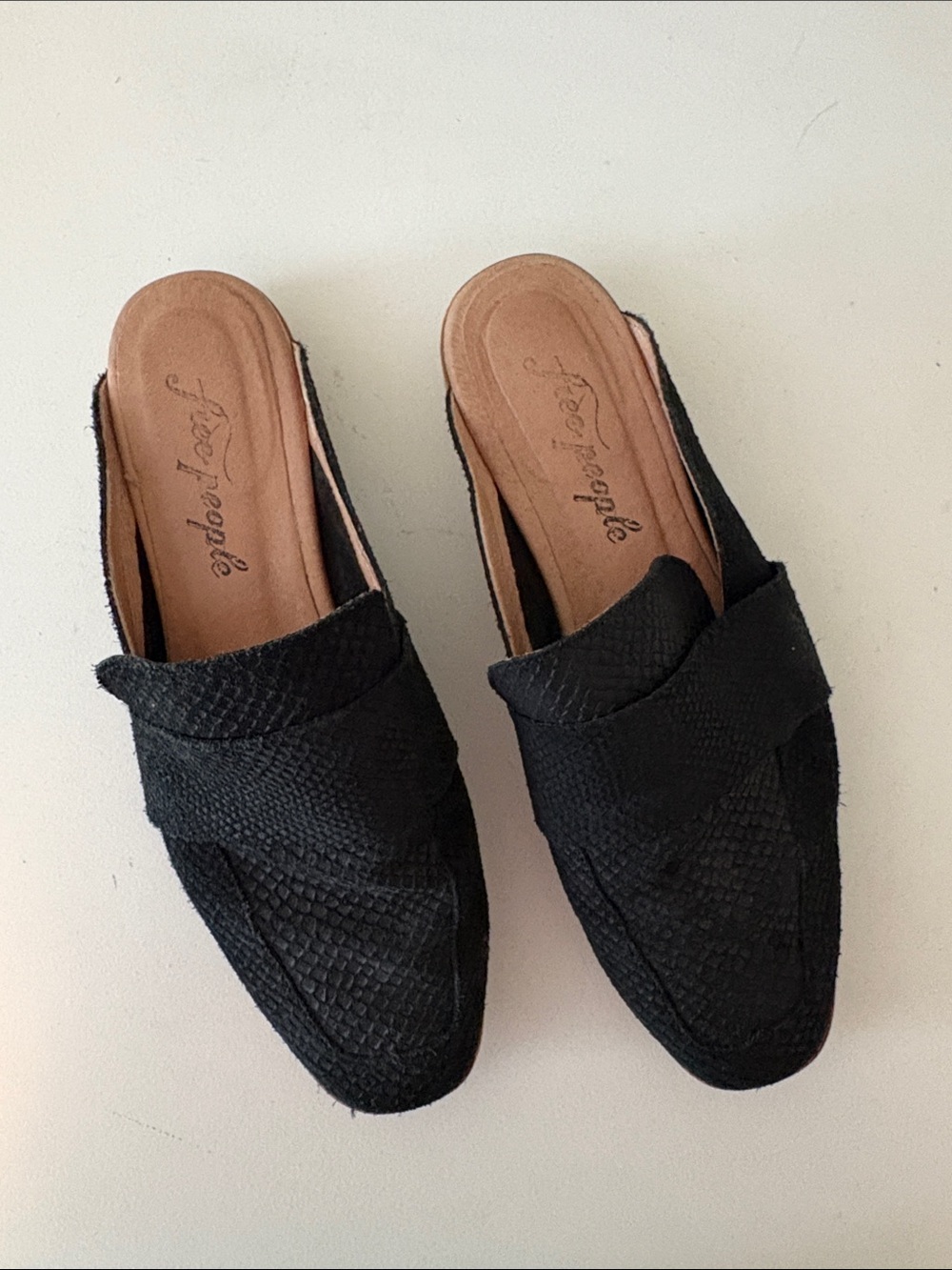Women’s Black leather Textured Slip-On Mules
